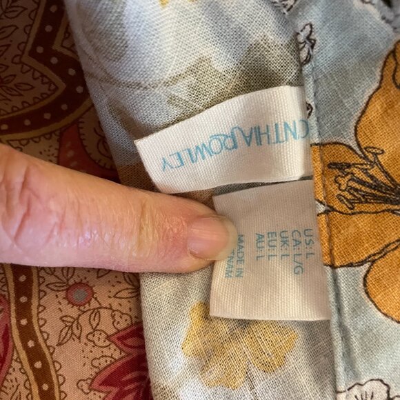 Women's Cynthia Rowley linen floral top size Large V neck Button Down - Picture 5 of 6